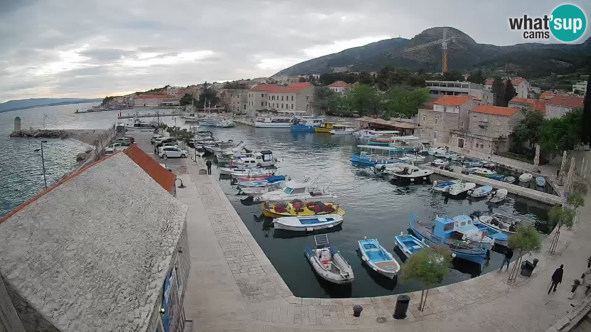 Web kamera Bol Riva – Pogled uživo na luku i marinu