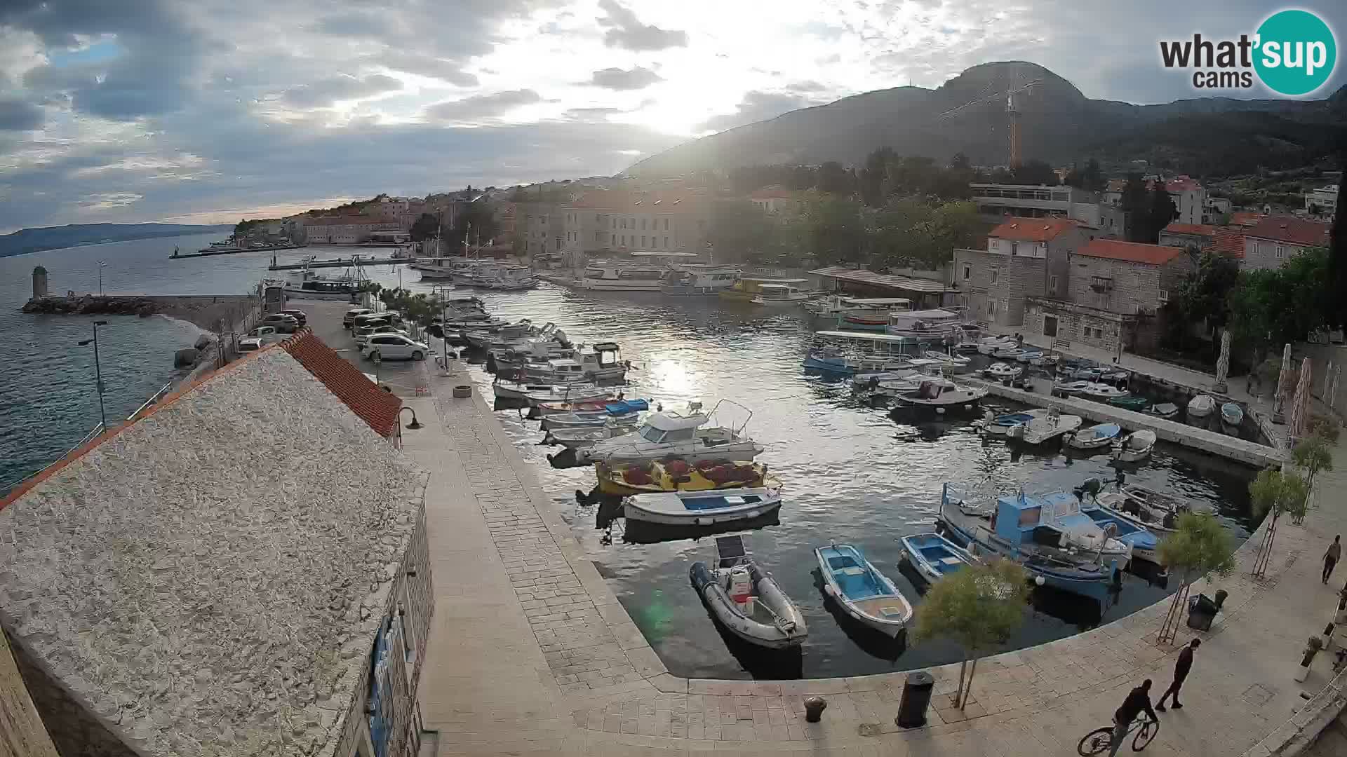 Spletna kamera Bol pristanišče – Pogled v živo na Rivo in marino