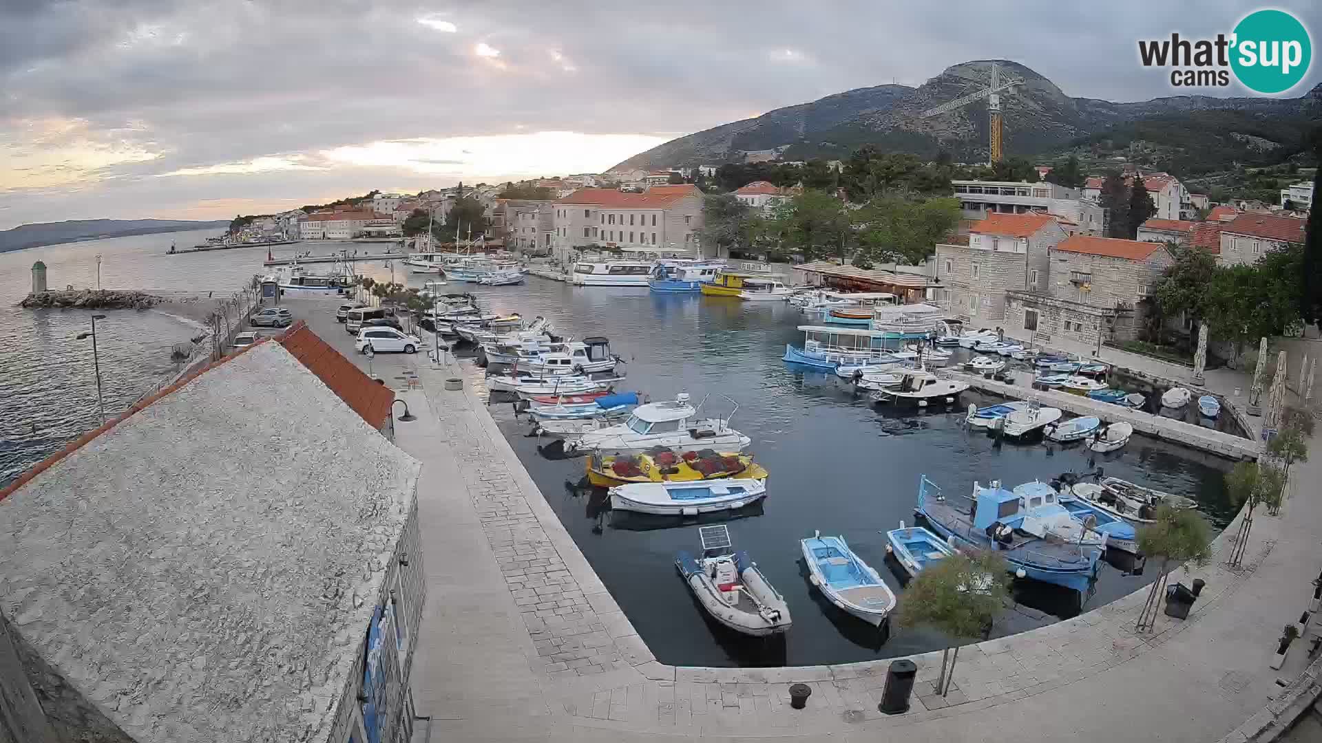 Spletna kamera Bol pristanišče – Pogled v živo na Rivo in marino