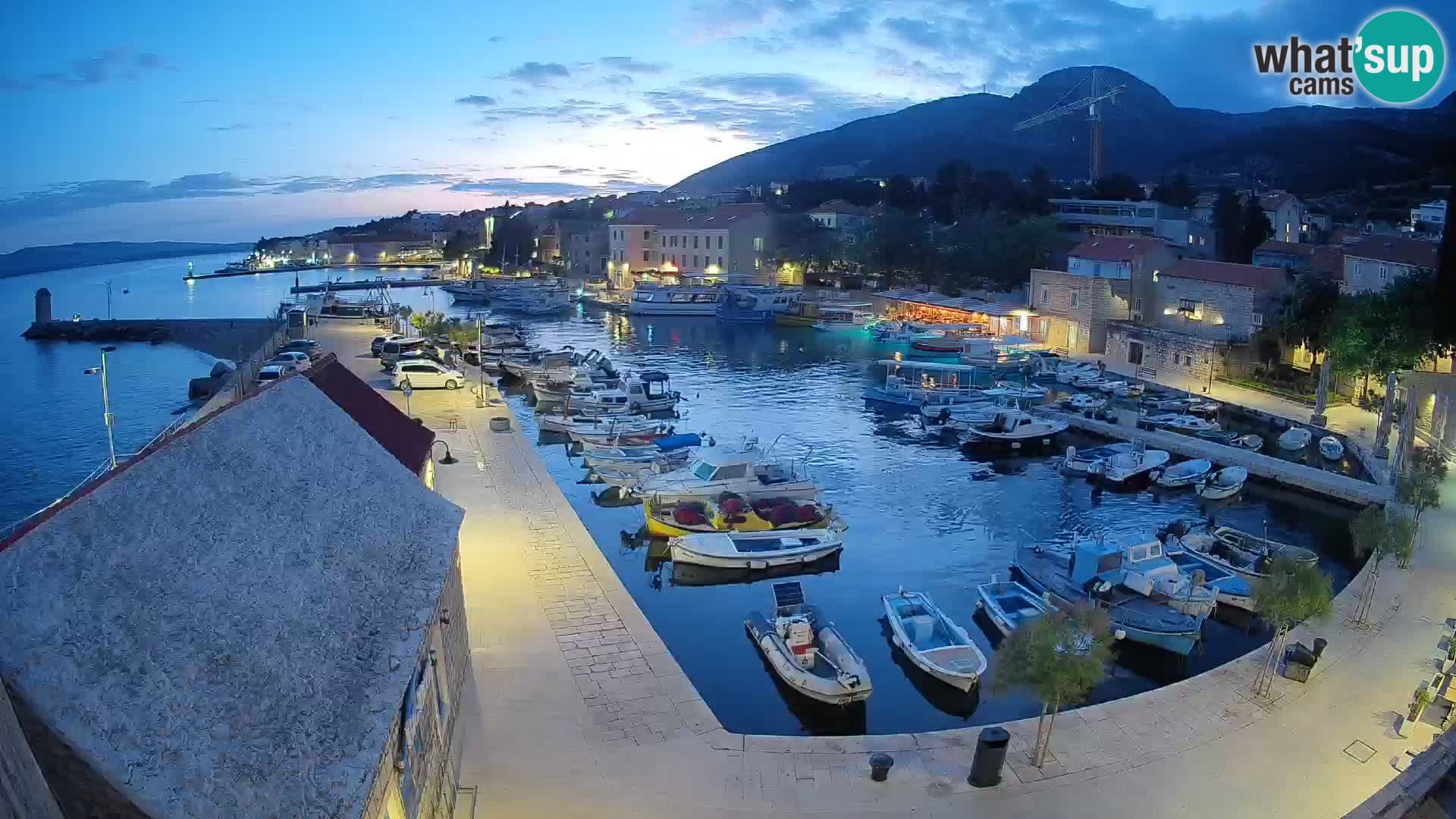Web kamera Bol Riva – Pogled uživo na luku i marinu