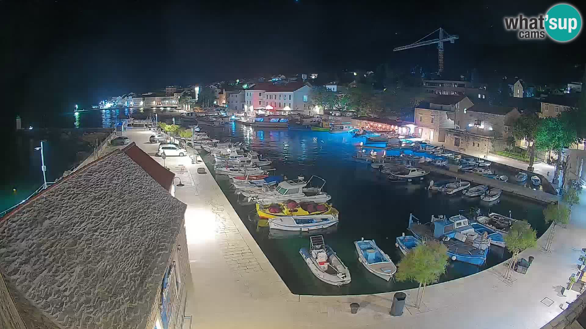 Spletna kamera Bol pristanišče – Pogled v živo na Rivo in marino