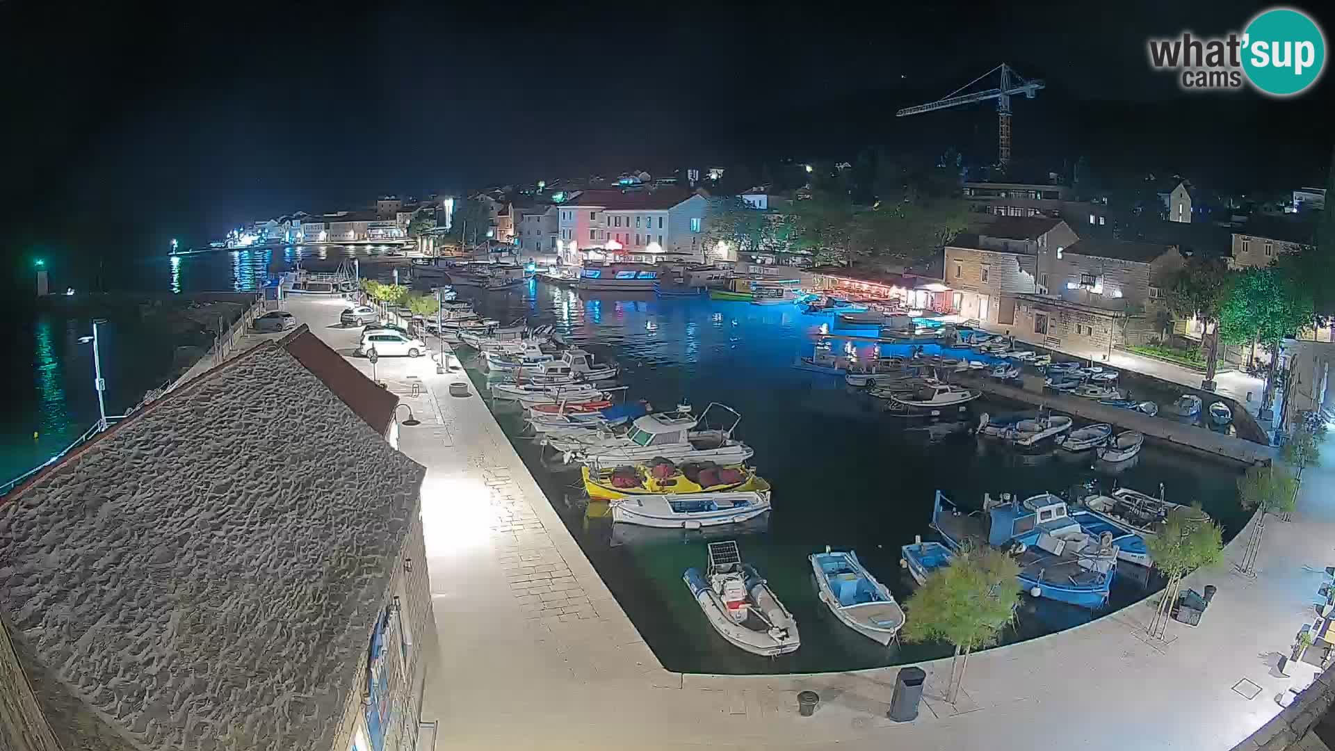 Spletna kamera Bol pristanišče – Pogled v živo na Rivo in marino