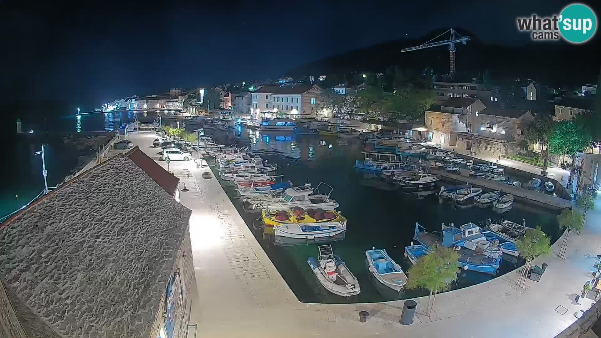 Web kamera Bol Riva – Pogled uživo na luku i marinu