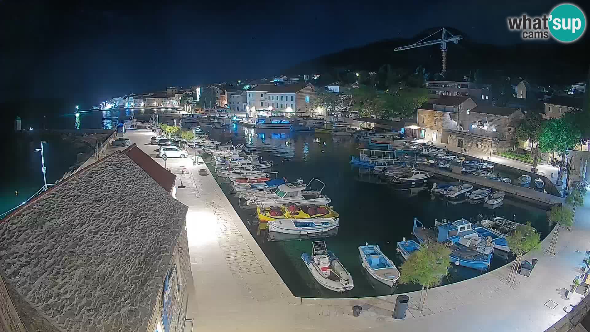 Spletna kamera Bol pristanišče – Pogled v živo na Rivo in marino