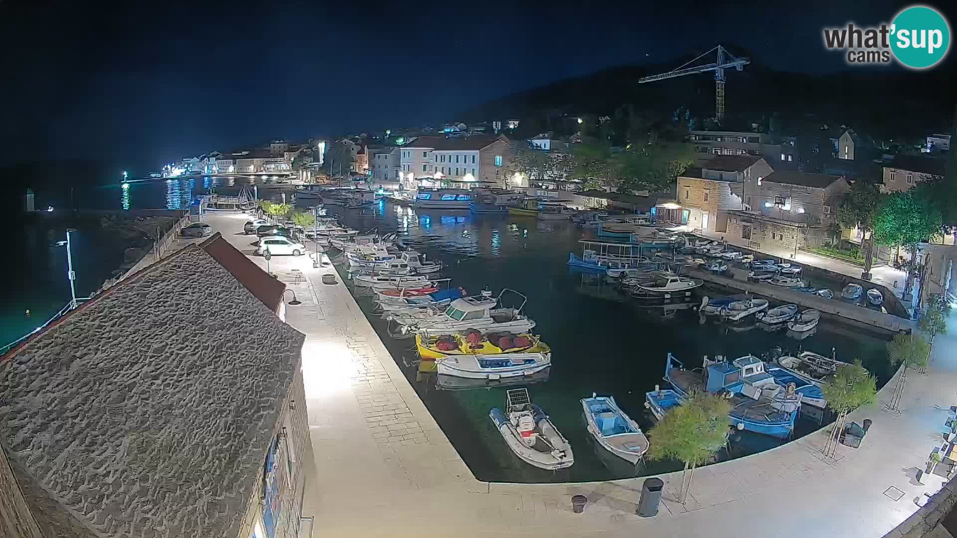 Spletna kamera Bol pristanišče – Pogled v živo na Rivo in marino