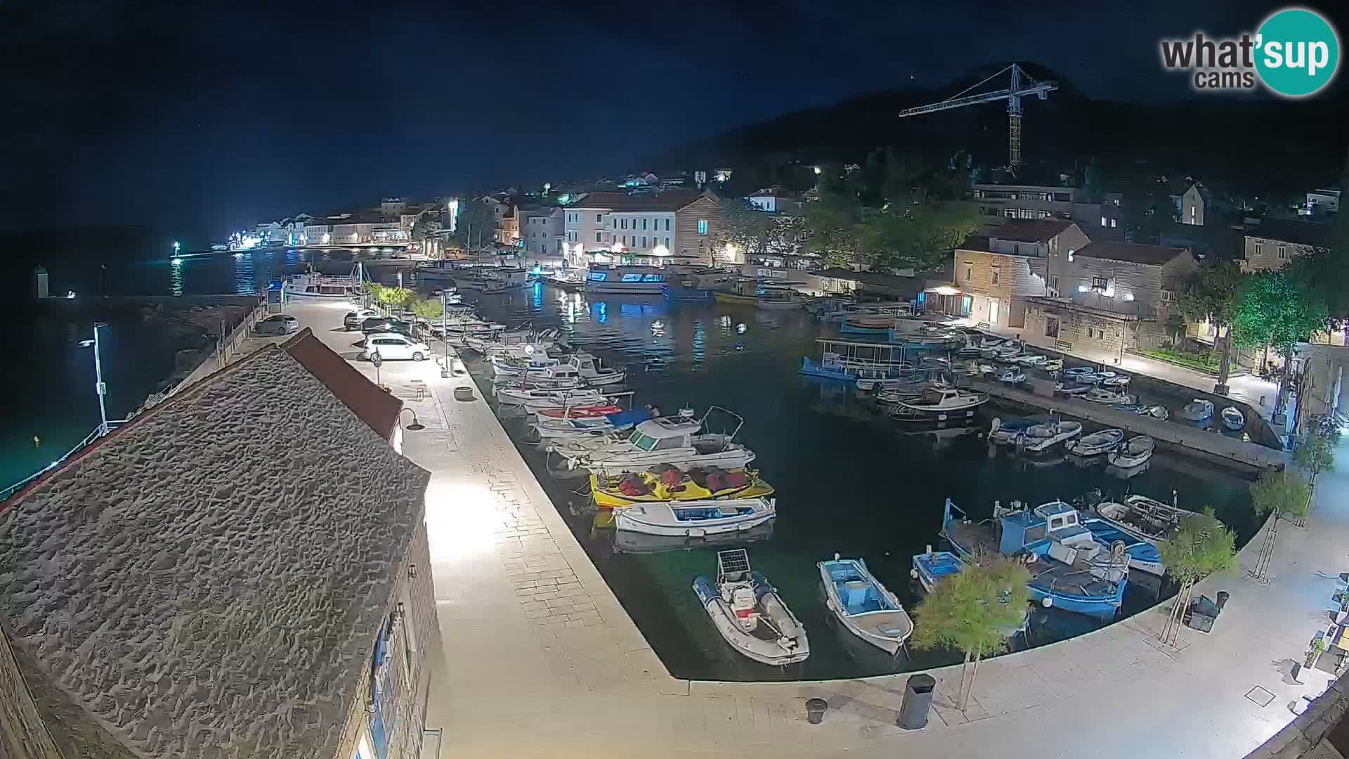 Web kamera Bol Riva – Pogled uživo na luku i marinu