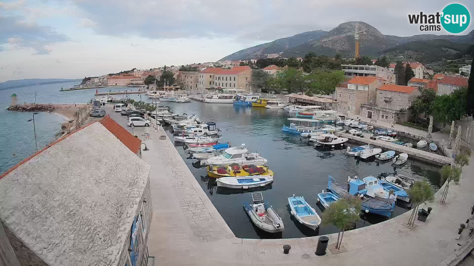Web kamera Bol Riva – Pogled uživo na luku i marinu