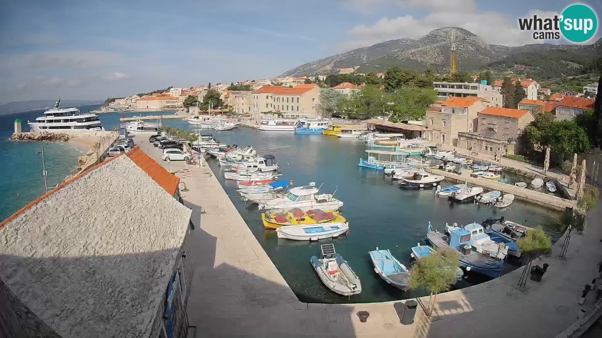 Web kamera Bol Riva – Pogled uživo na luku i marinu