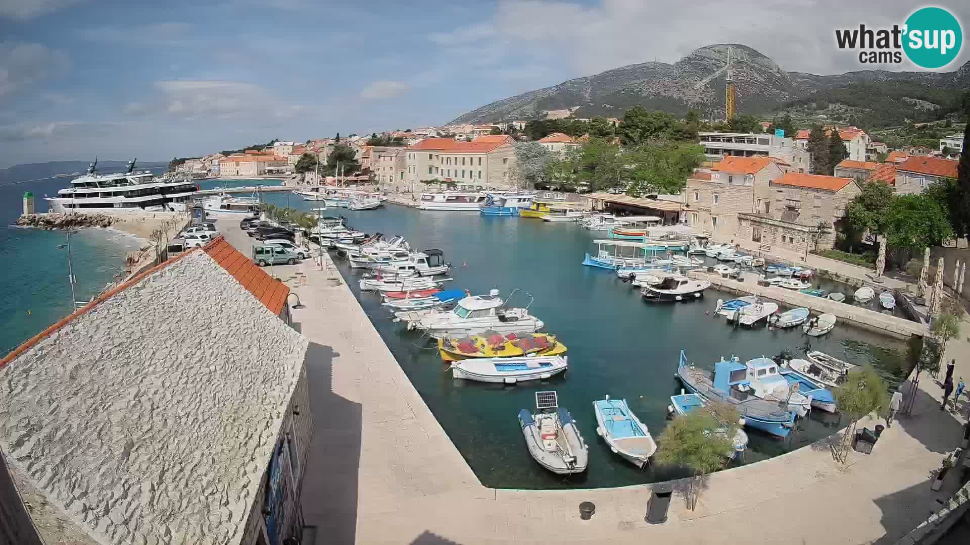 Spletna kamera Bol pristanišče – Pogled v živo na Rivo in marino