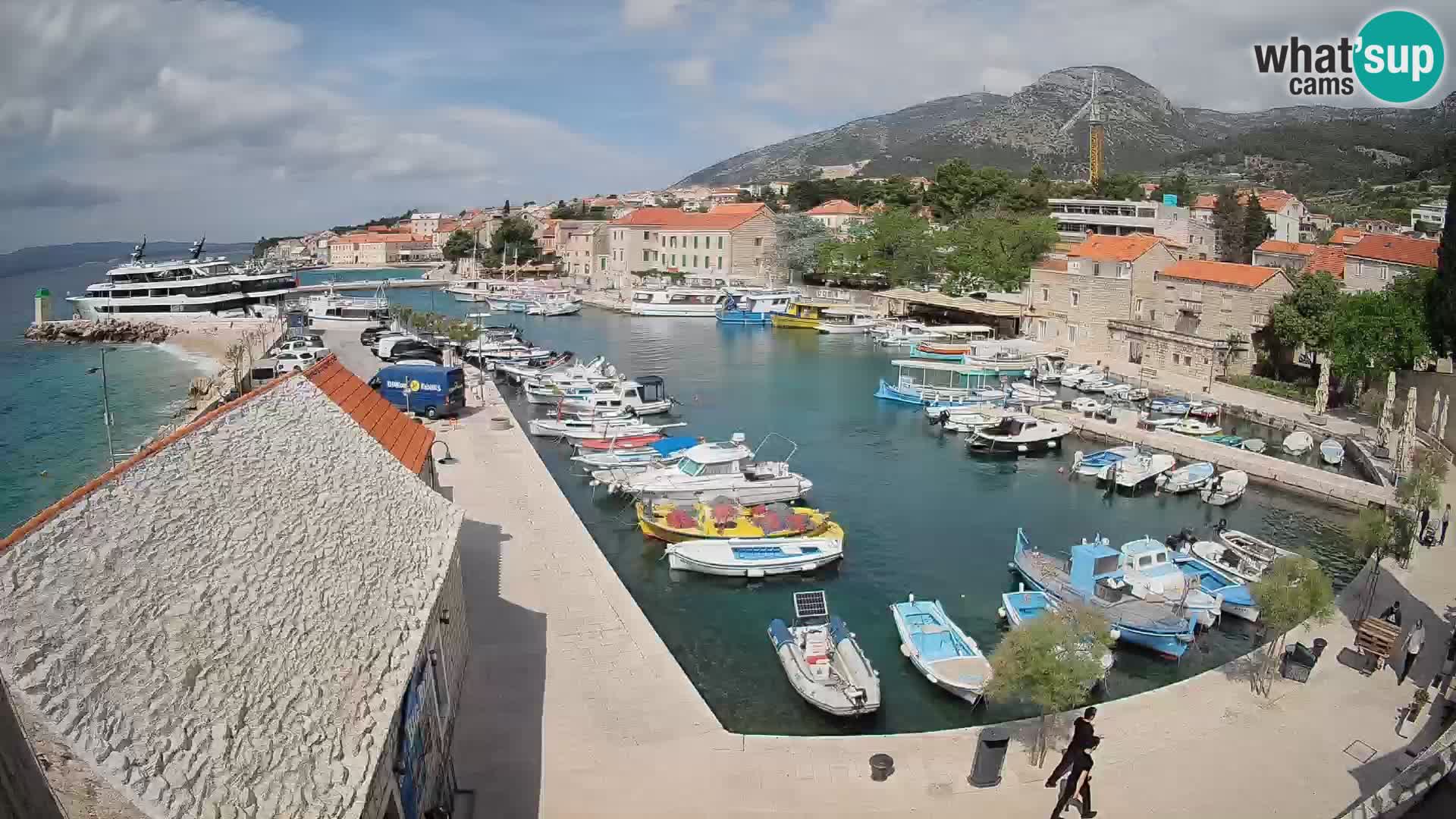 Web kamera Bol Riva – Pogled uživo na luku i marinu