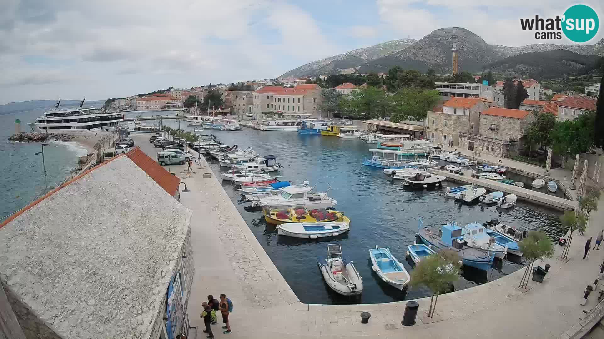 Web kamera Bol Riva – Pogled uživo na luku i marinu