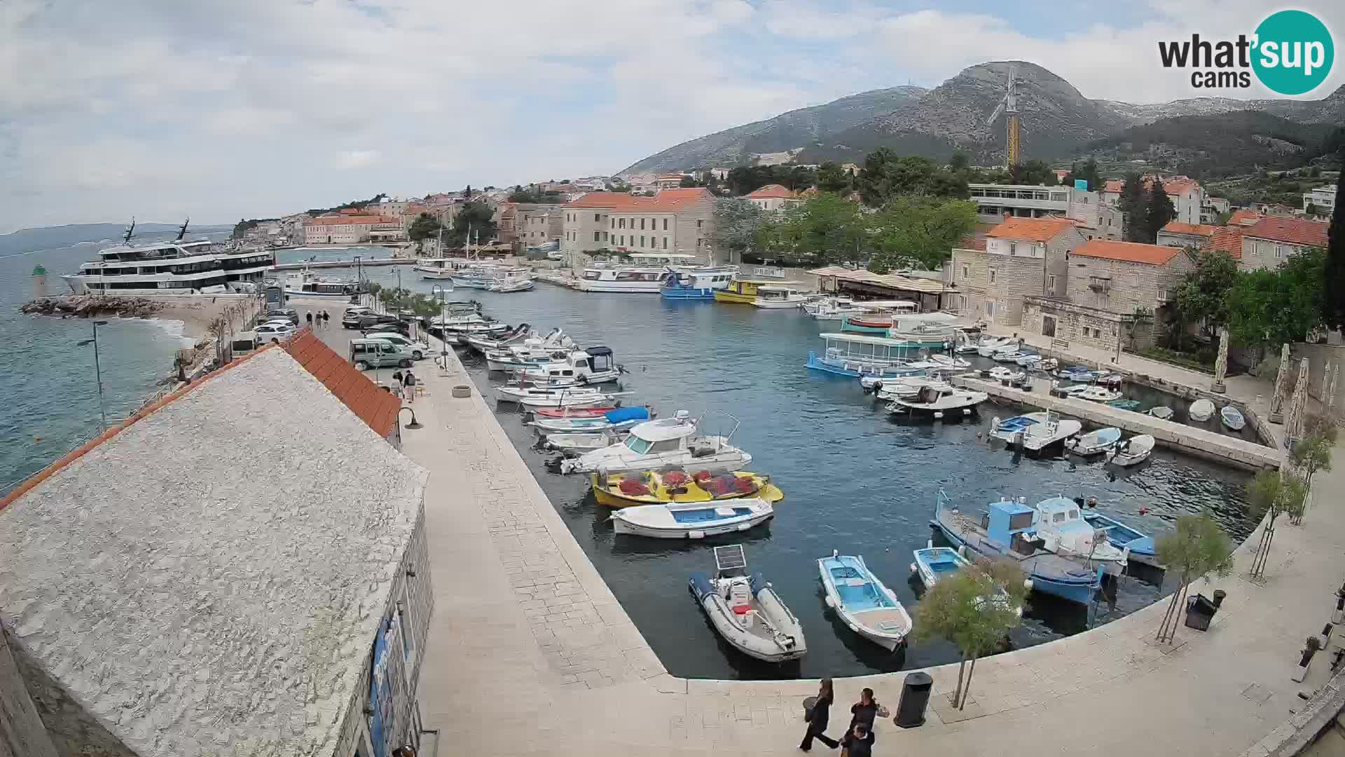 Spletna kamera Bol pristanišče – Pogled v živo na Rivo in marino