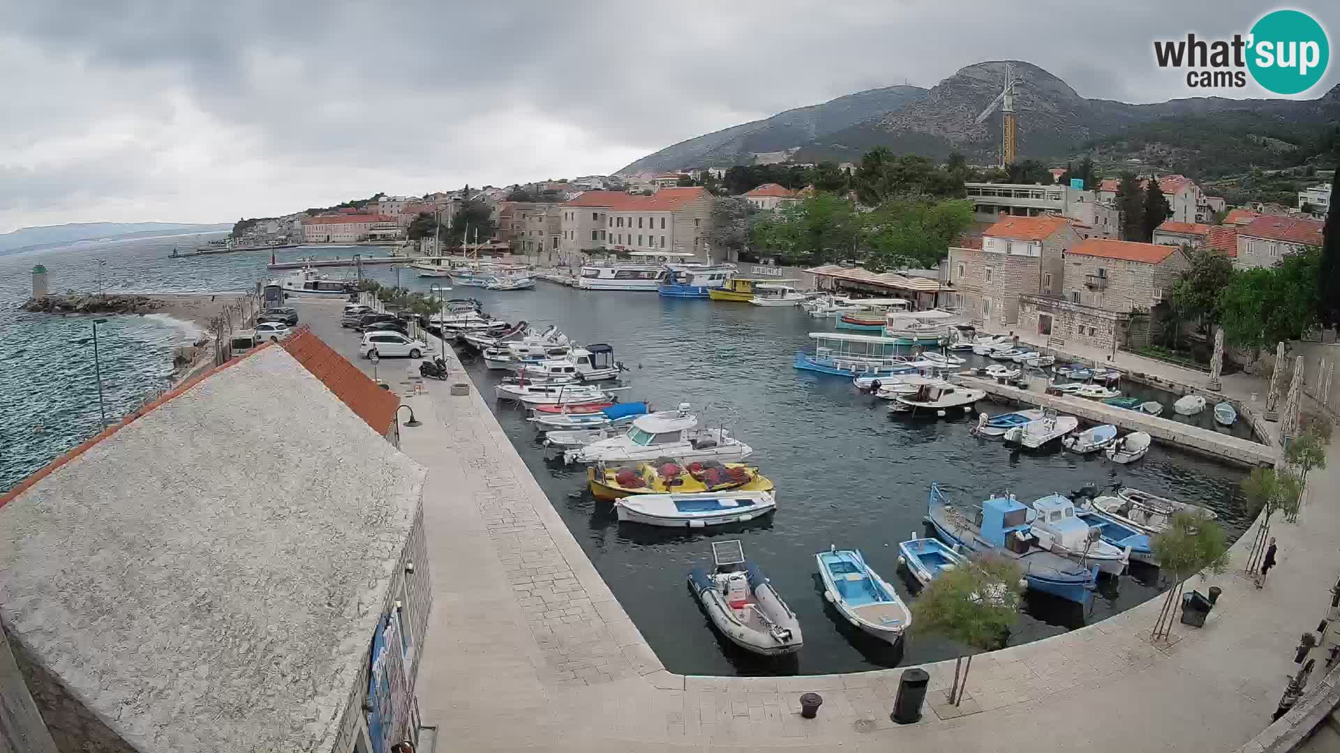 Spletna kamera Bol pristanišče – Pogled v živo na Rivo in marino