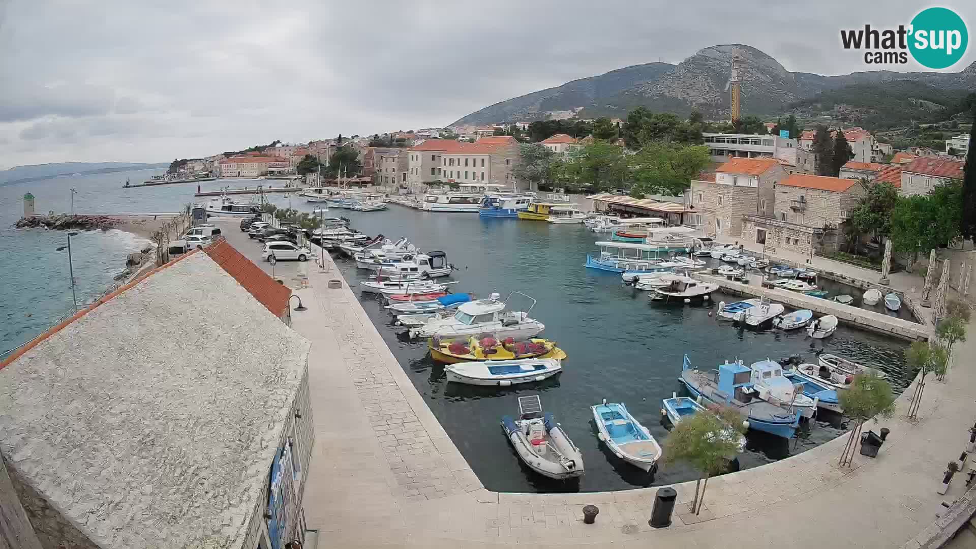 Spletna kamera Bol pristanišče – Pogled v živo na Rivo in marino