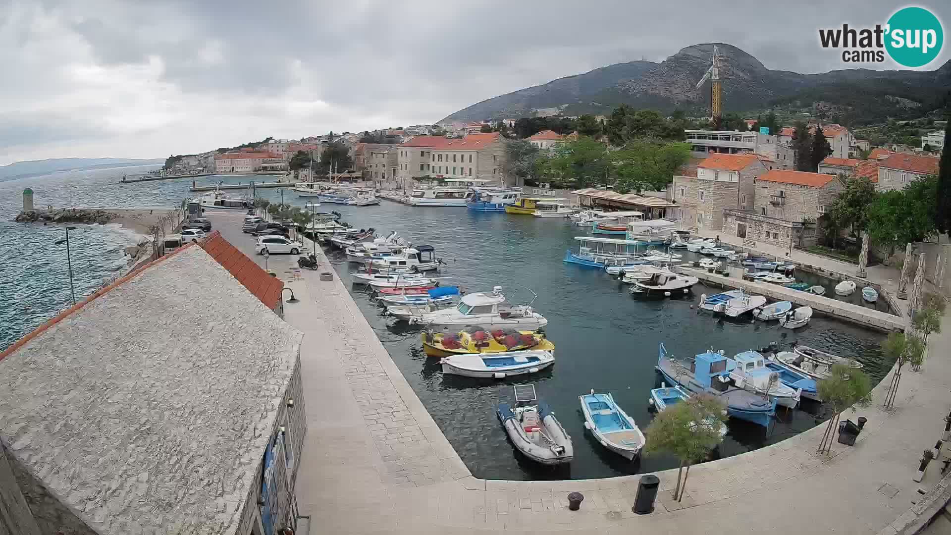 Spletna kamera Bol pristanišče – Pogled v živo na Rivo in marino