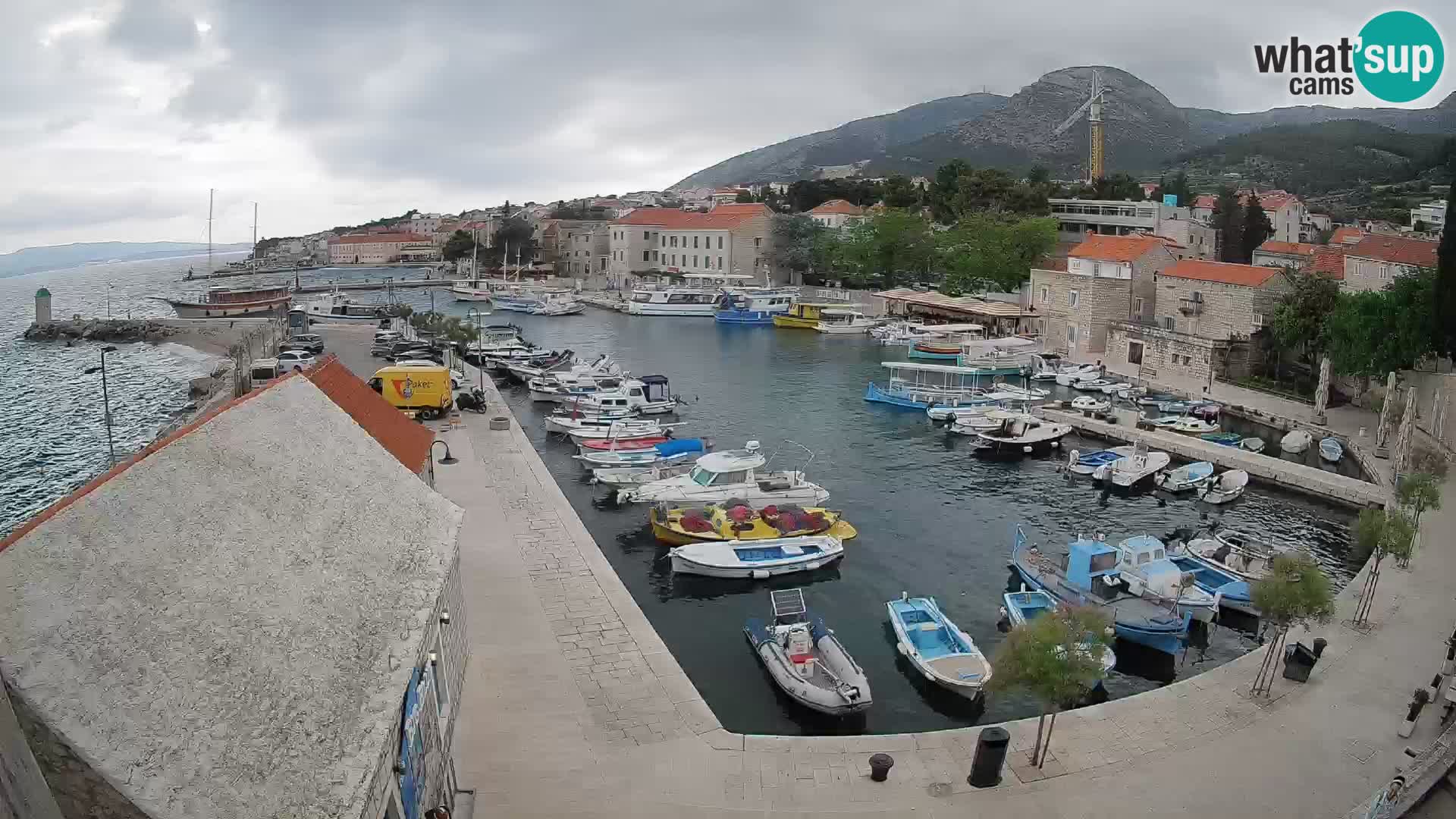 Web kamera Bol Riva – Pogled uživo na luku i marinu