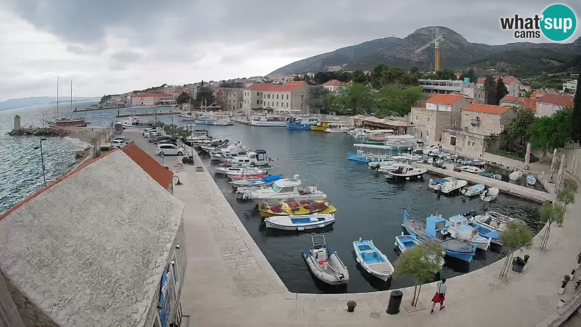 Spletna kamera Bol pristanišče – Pogled v živo na Rivo in marino