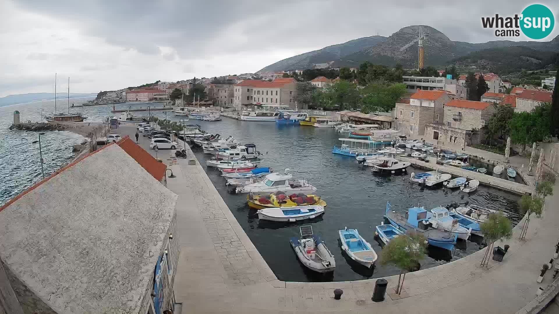 Web kamera Bol Riva – Pogled uživo na luku i marinu