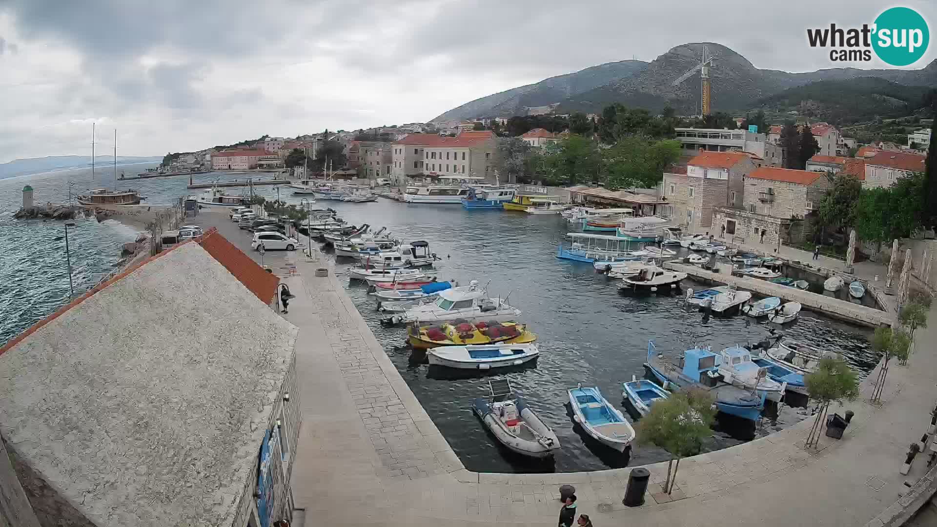 Spletna kamera Bol pristanišče – Pogled v živo na Rivo in marino