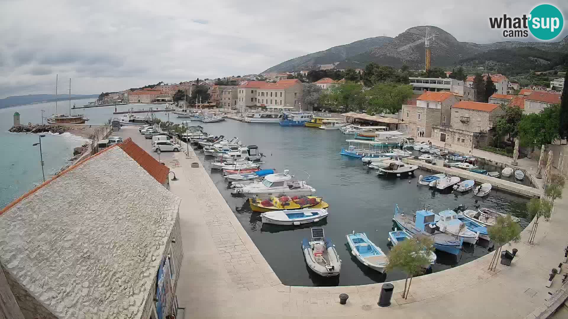 Spletna kamera Bol pristanišče – Pogled v živo na Rivo in marino