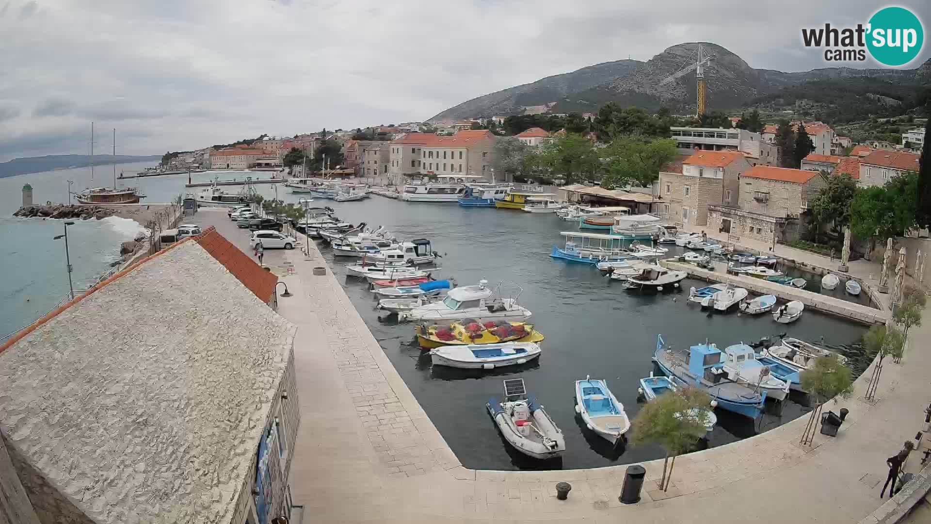 Web kamera Bol Riva – Pogled uživo na luku i marinu