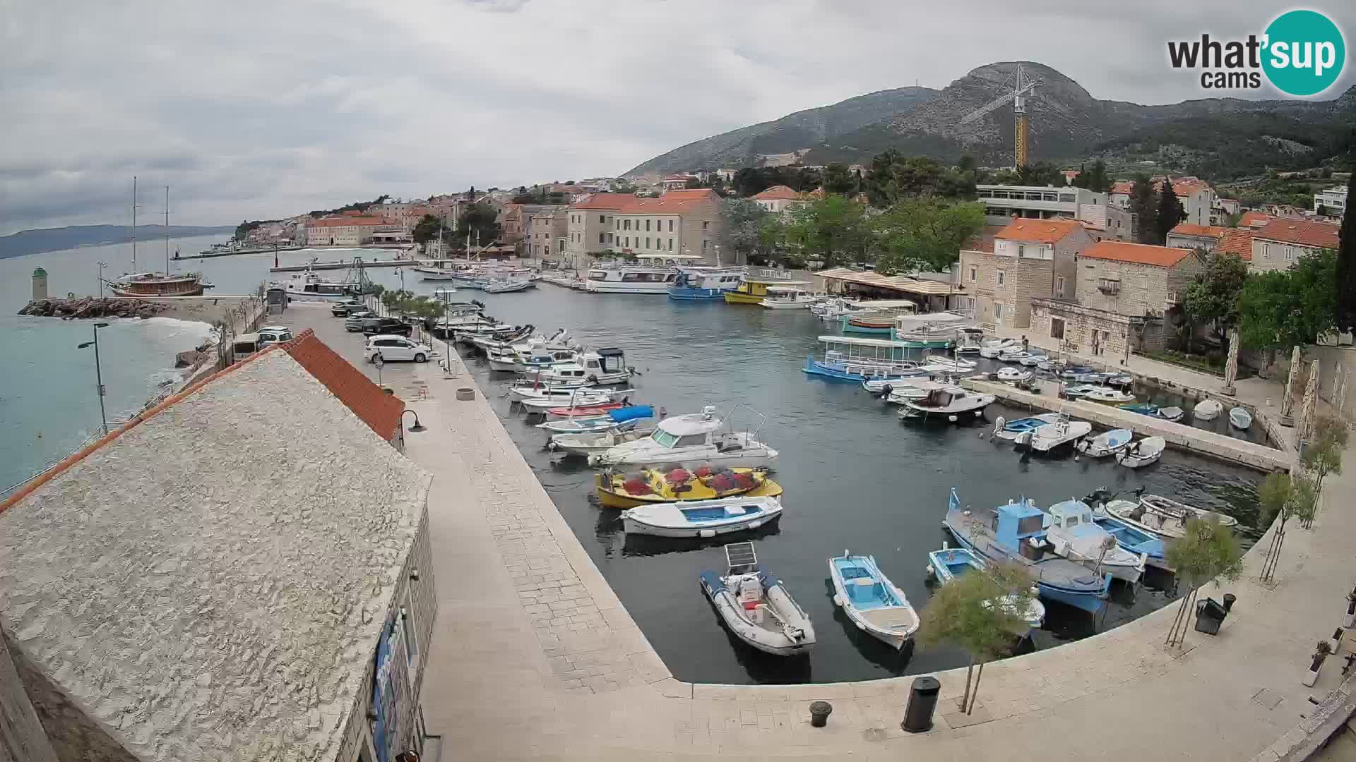 Spletna kamera Bol pristanišče – Pogled v živo na Rivo in marino