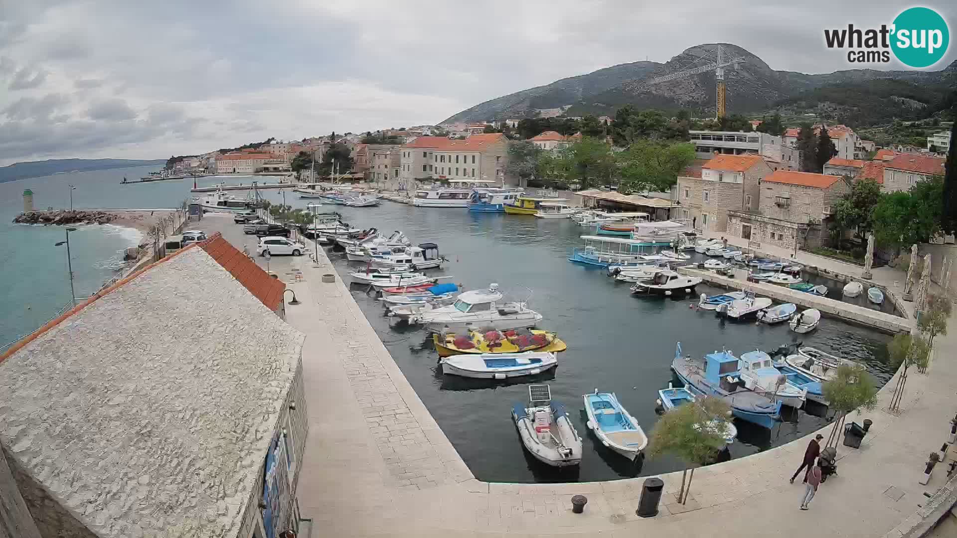 Web kamera Bol Riva – Pogled uživo na luku i marinu