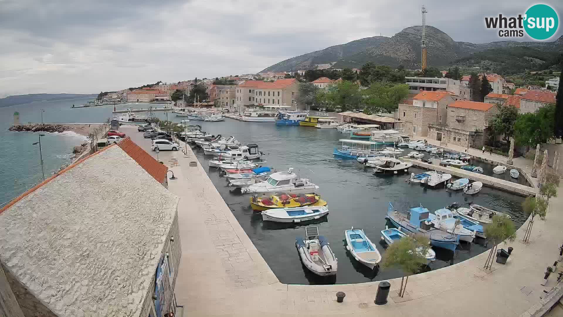 Spletna kamera Bol pristanišče – Pogled v živo na Rivo in marino