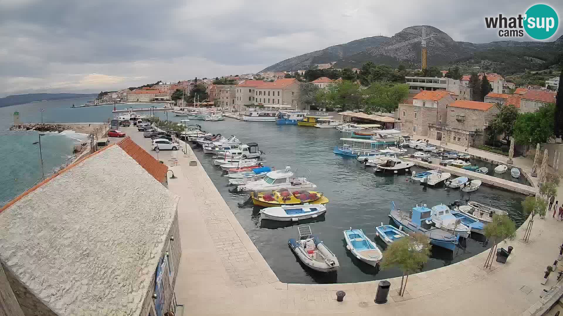 Web kamera Bol Riva – Pogled uživo na luku i marinu