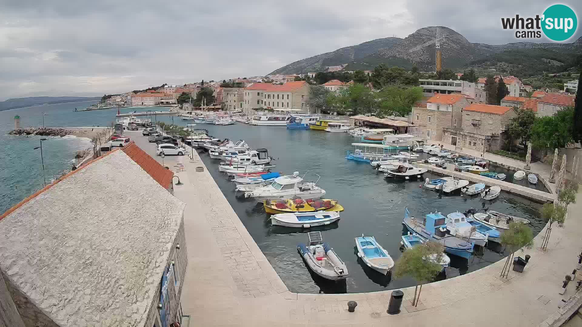 Web kamera Bol Riva – Pogled uživo na luku i marinu