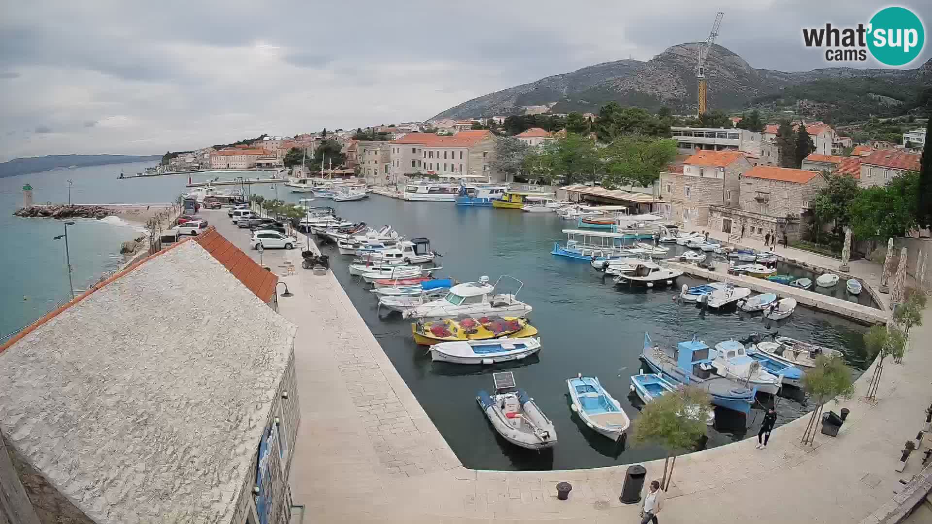Web kamera Bol Riva – Pogled uživo na luku i marinu