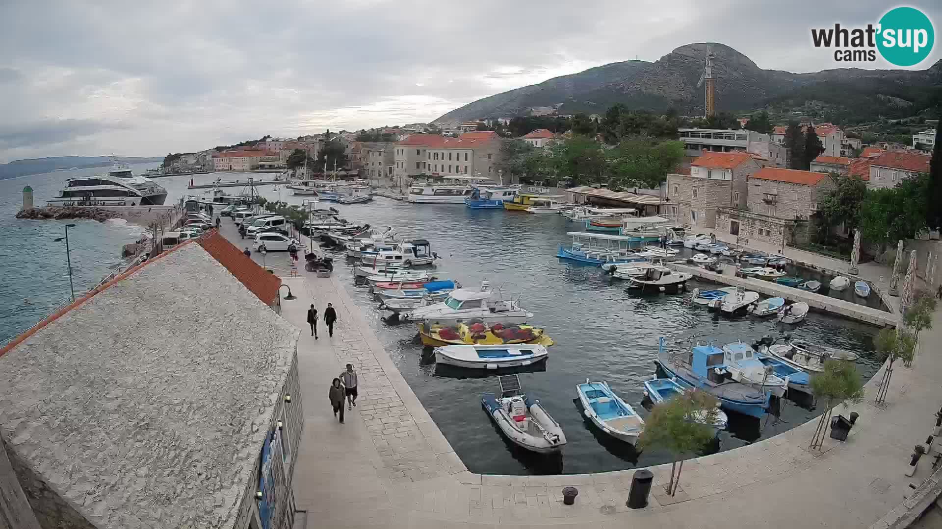 Web kamera Bol Riva – Pogled uživo na luku i marinu