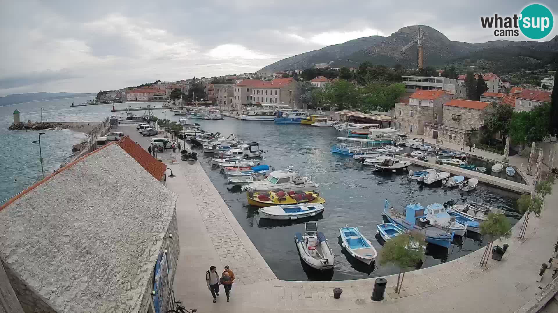 Spletna kamera Bol pristanišče – Pogled v živo na Rivo in marino