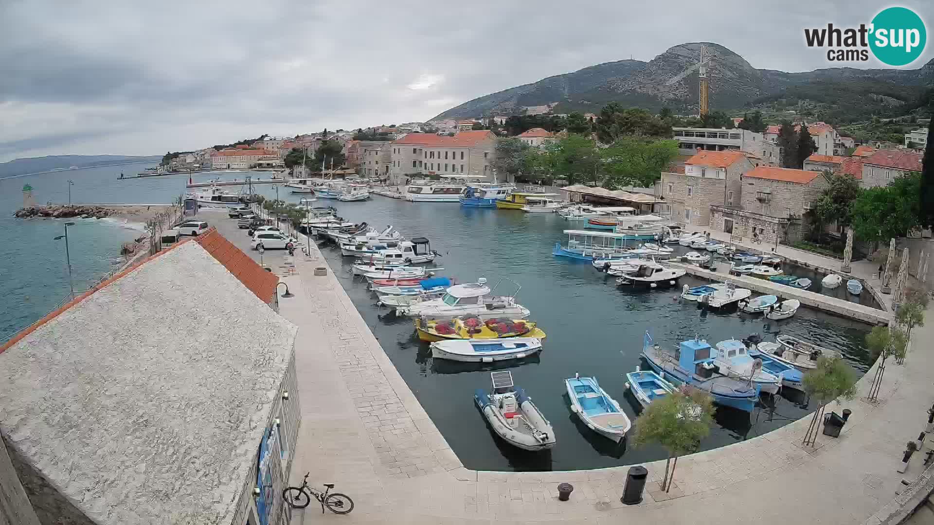 Web kamera Bol Riva – Pogled uživo na luku i marinu