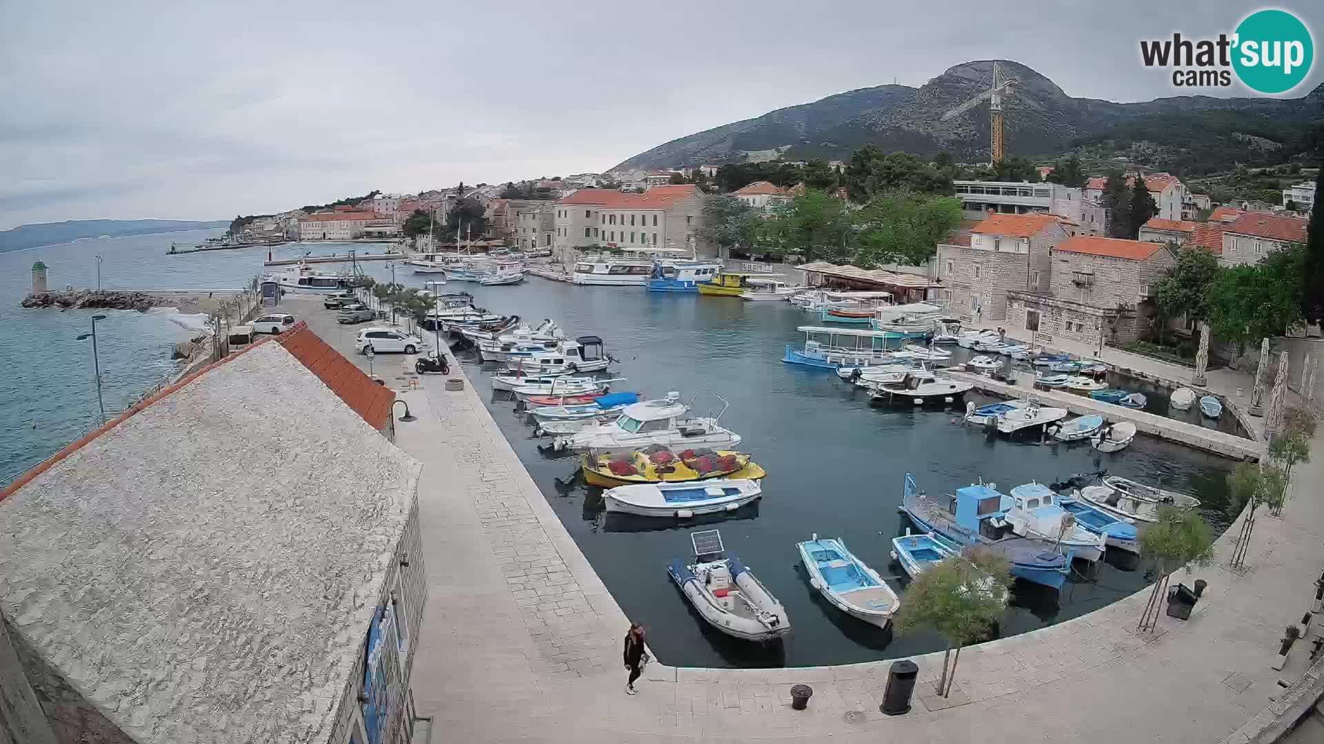 Spletna kamera Bol pristanišče – Pogled v živo na Rivo in marino