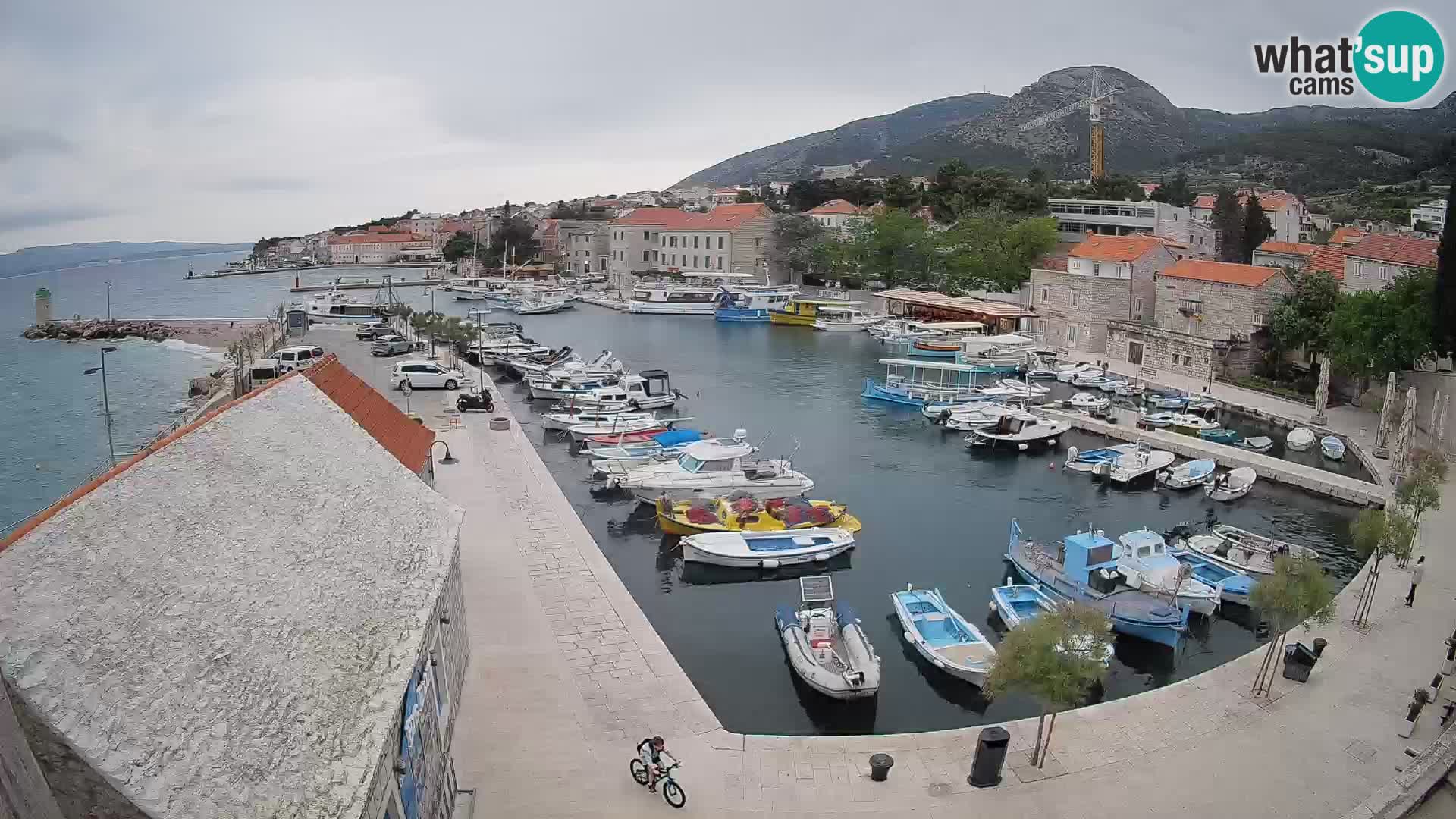 Spletna kamera Bol pristanišče – Pogled v živo na Rivo in marino