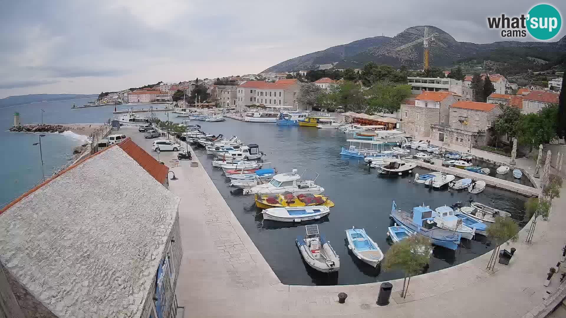Spletna kamera Bol pristanišče – Pogled v živo na Rivo in marino