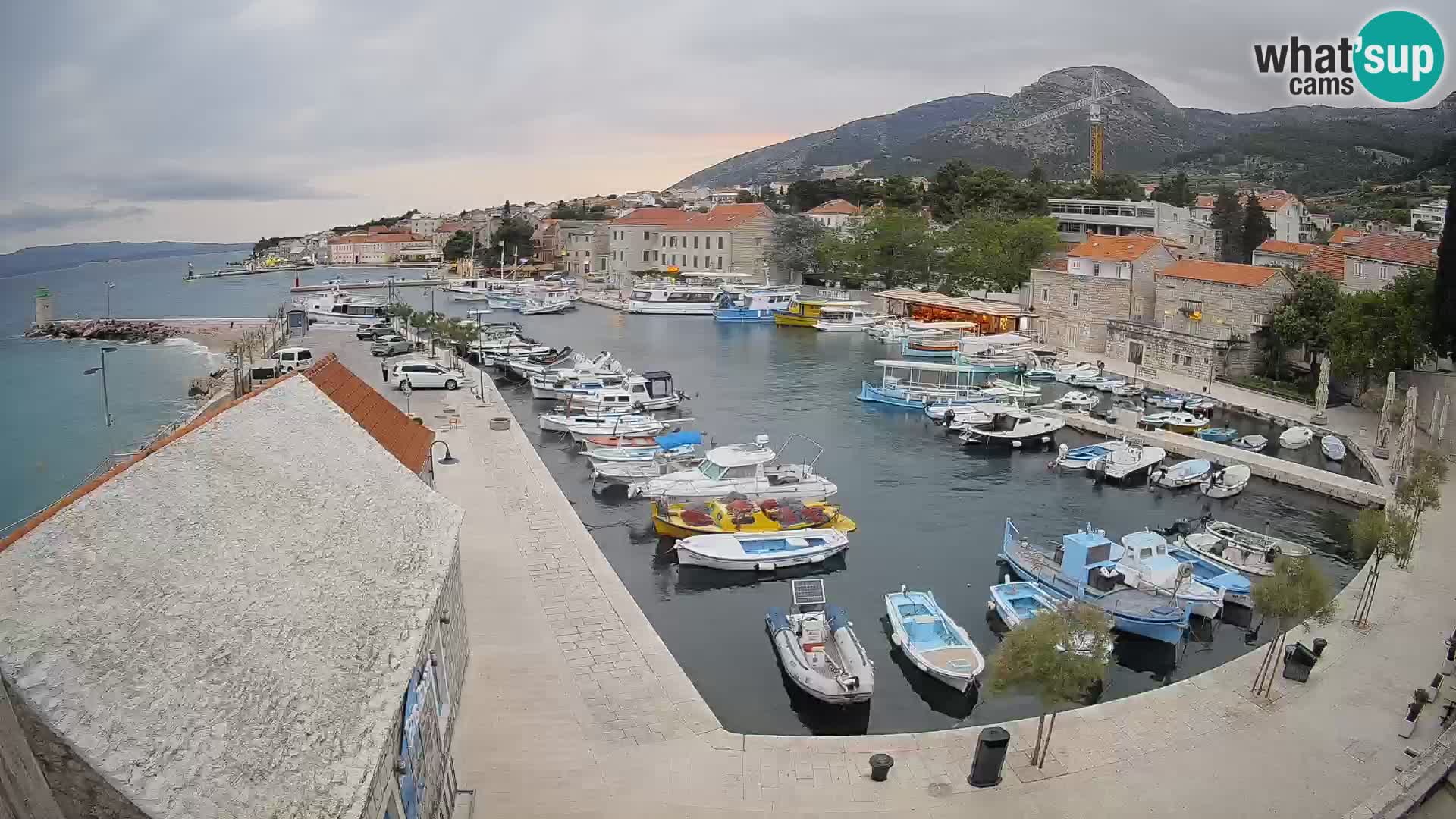 Spletna kamera Bol pristanišče – Pogled v živo na Rivo in marino