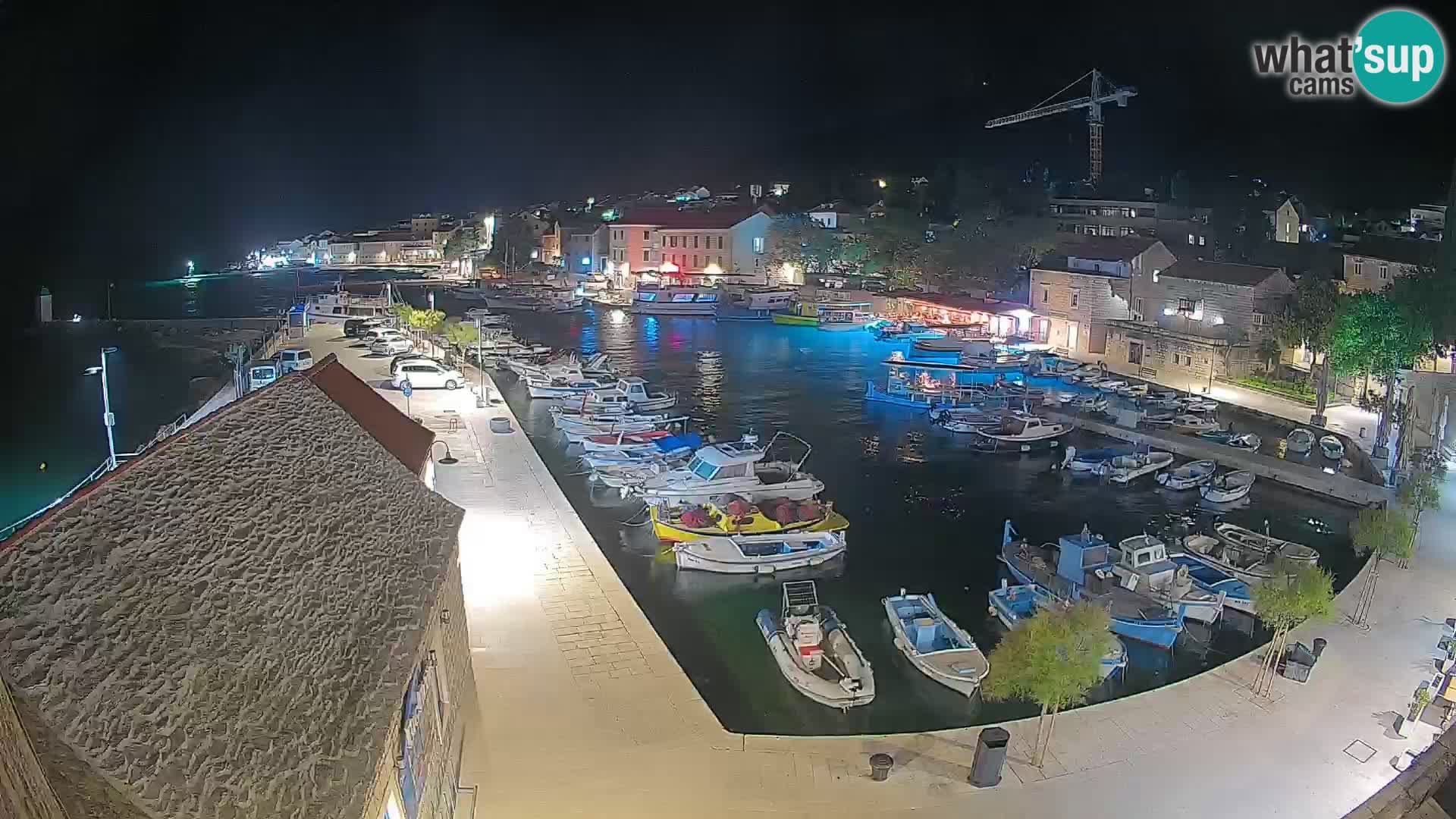 Web kamera Bol Riva – Pogled uživo na luku i marinu