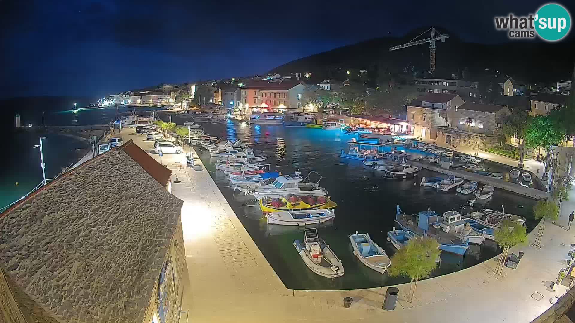 Spletna kamera Bol pristanišče – Pogled v živo na Rivo in marino