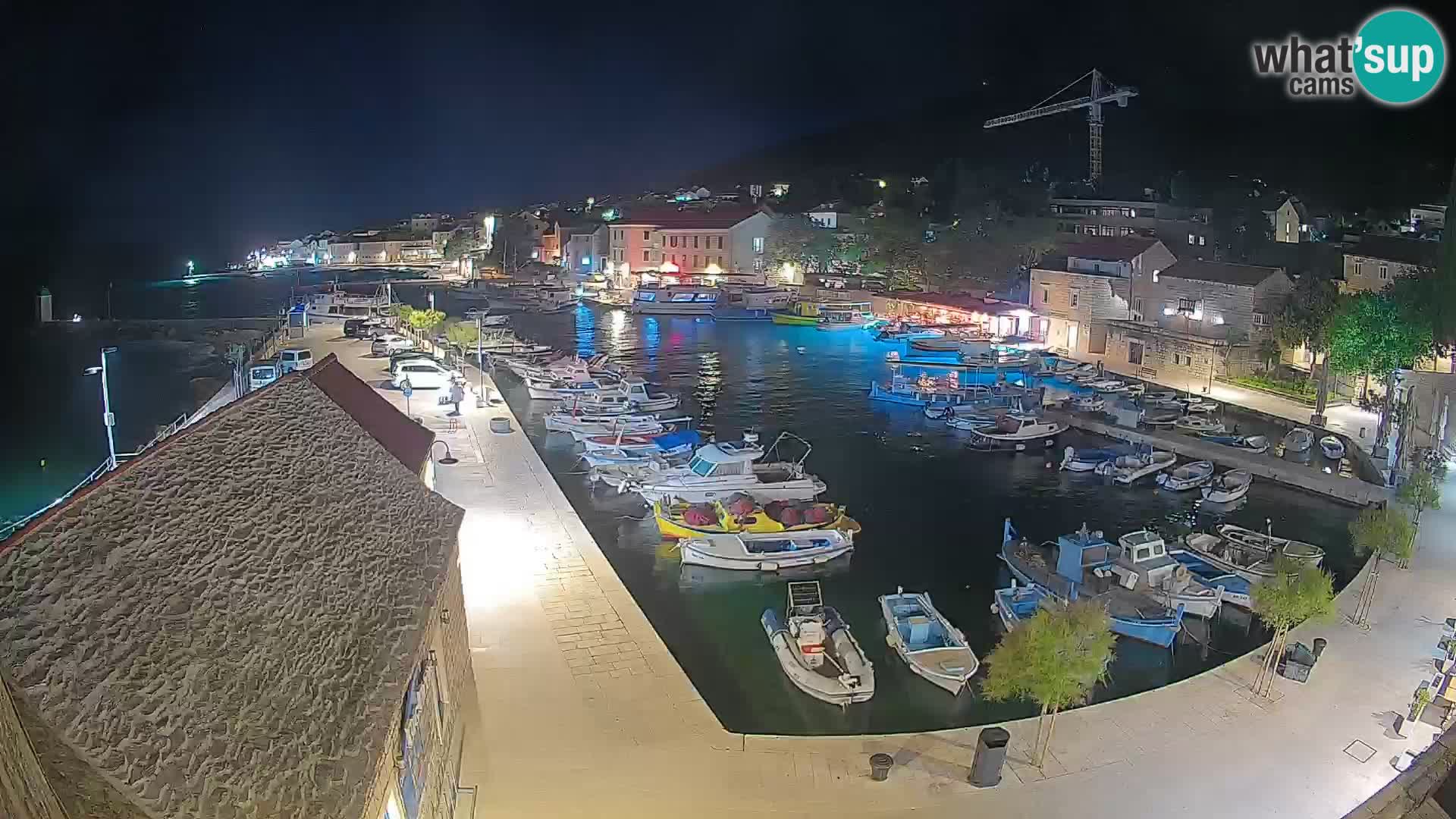 Spletna kamera Bol pristanišče – Pogled v živo na Rivo in marino