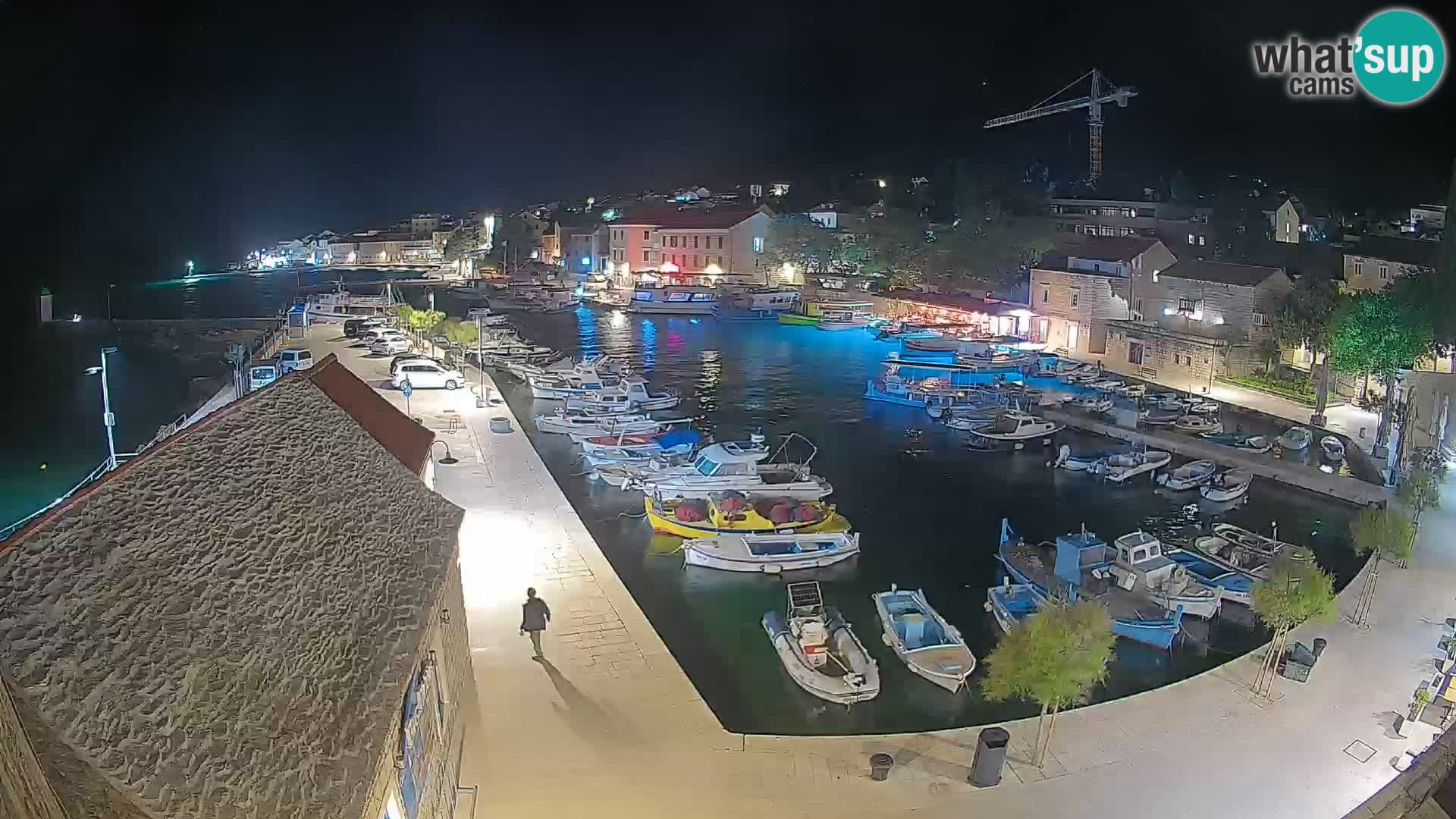 Spletna kamera Bol pristanišče – Pogled v živo na Rivo in marino