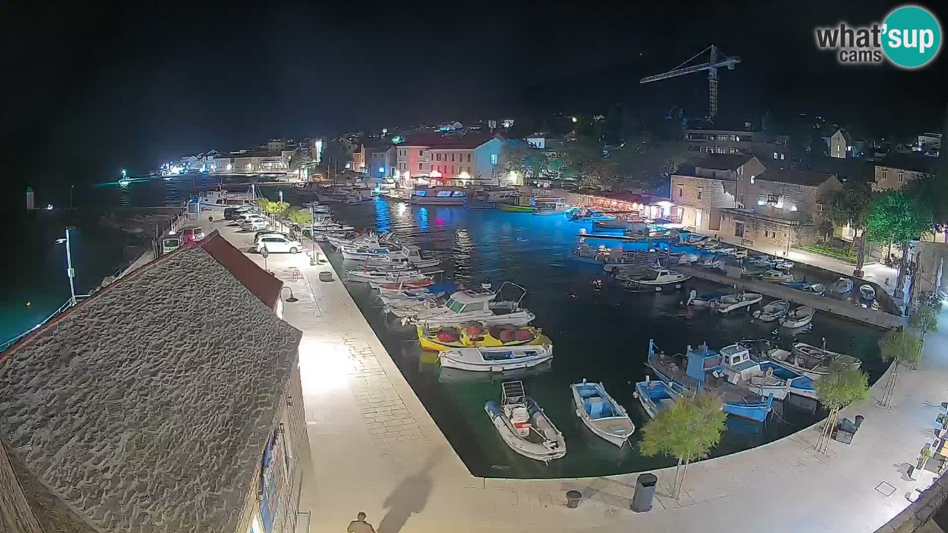 Spletna kamera Bol pristanišče – Pogled v živo na Rivo in marino
