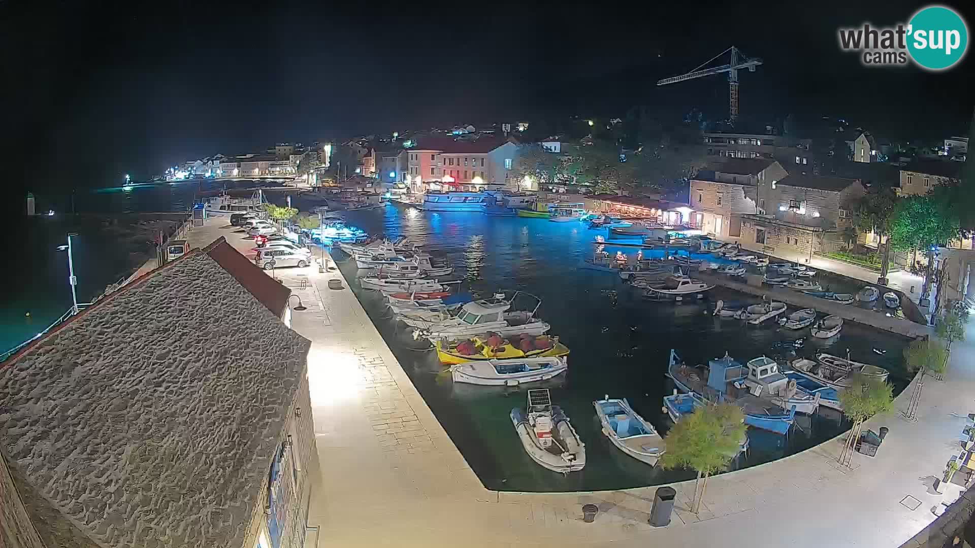 Spletna kamera Bol pristanišče – Pogled v živo na Rivo in marino