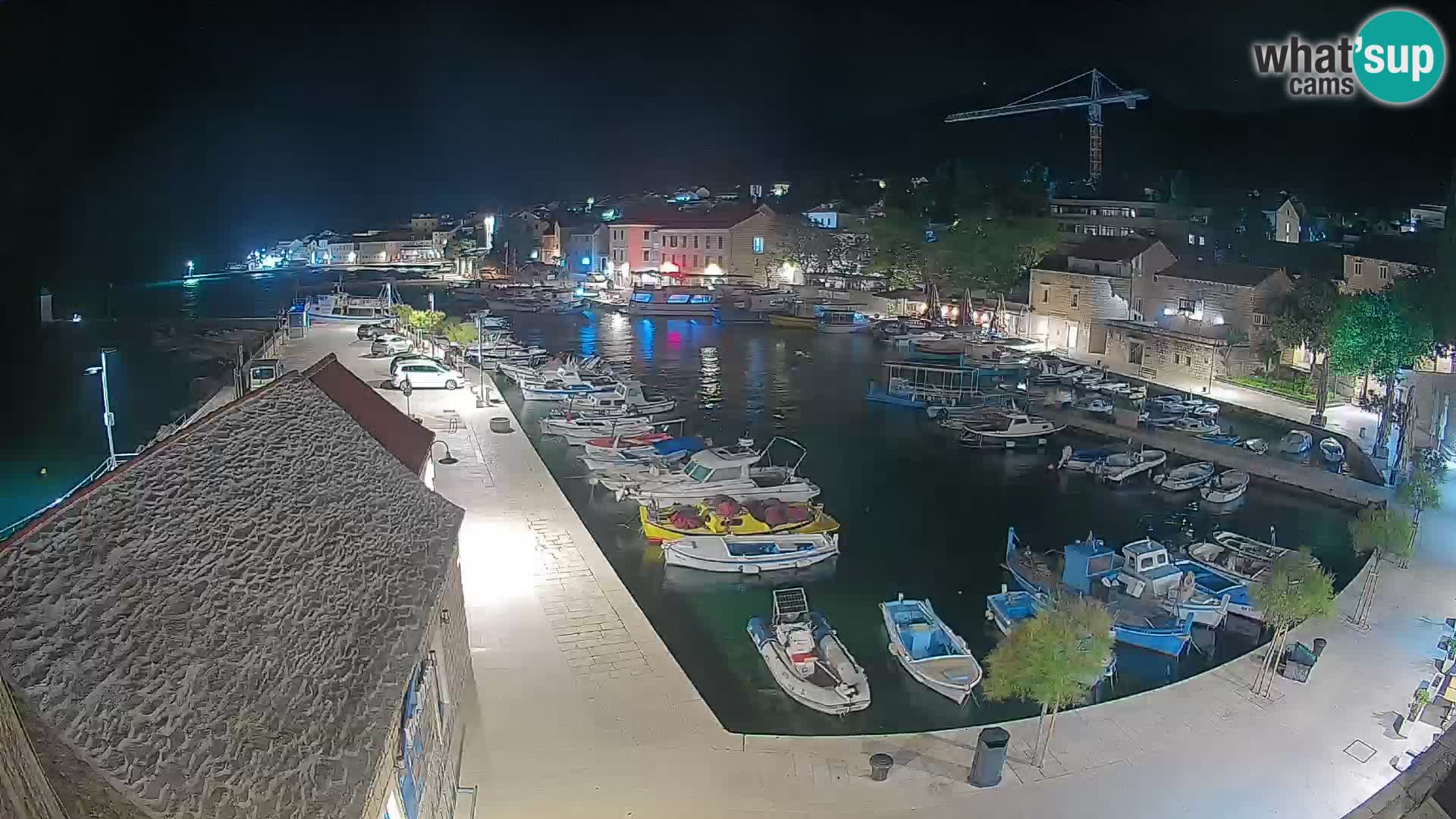 Spletna kamera Bol pristanišče – Pogled v živo na Rivo in marino