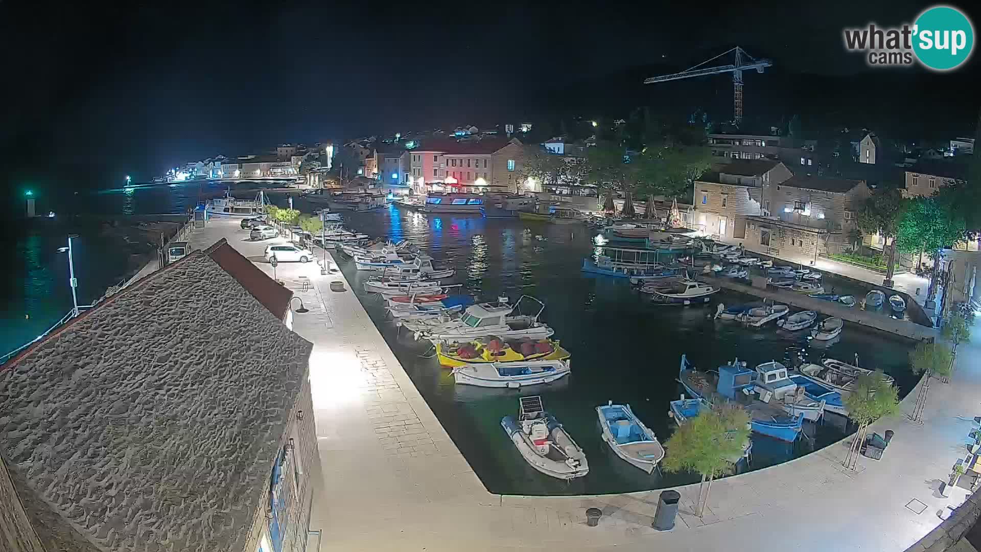 Spletna kamera Bol pristanišče – Pogled v živo na Rivo in marino