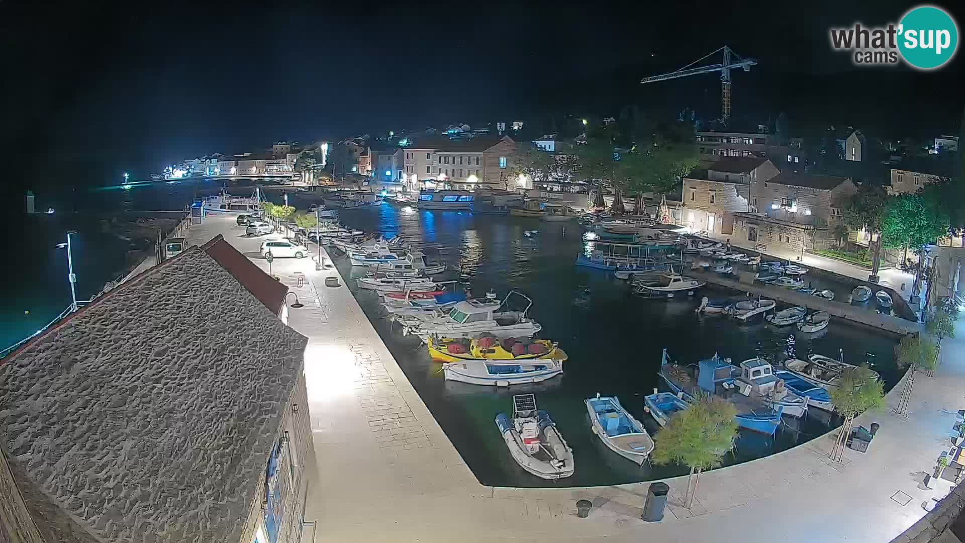 Spletna kamera Bol pristanišče – Pogled v živo na Rivo in marino
