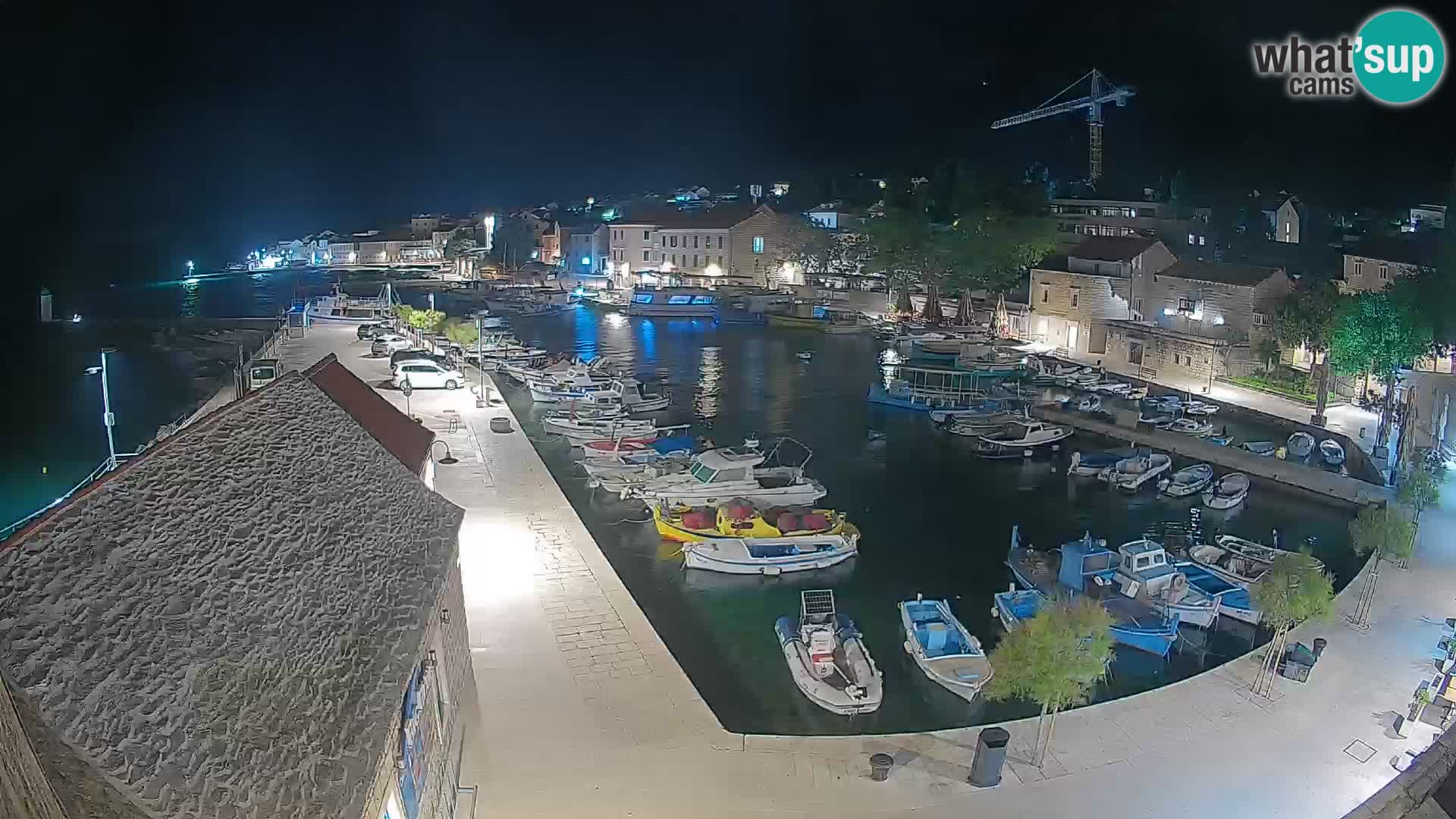 Web kamera Bol Riva – Pogled uživo na luku i marinu