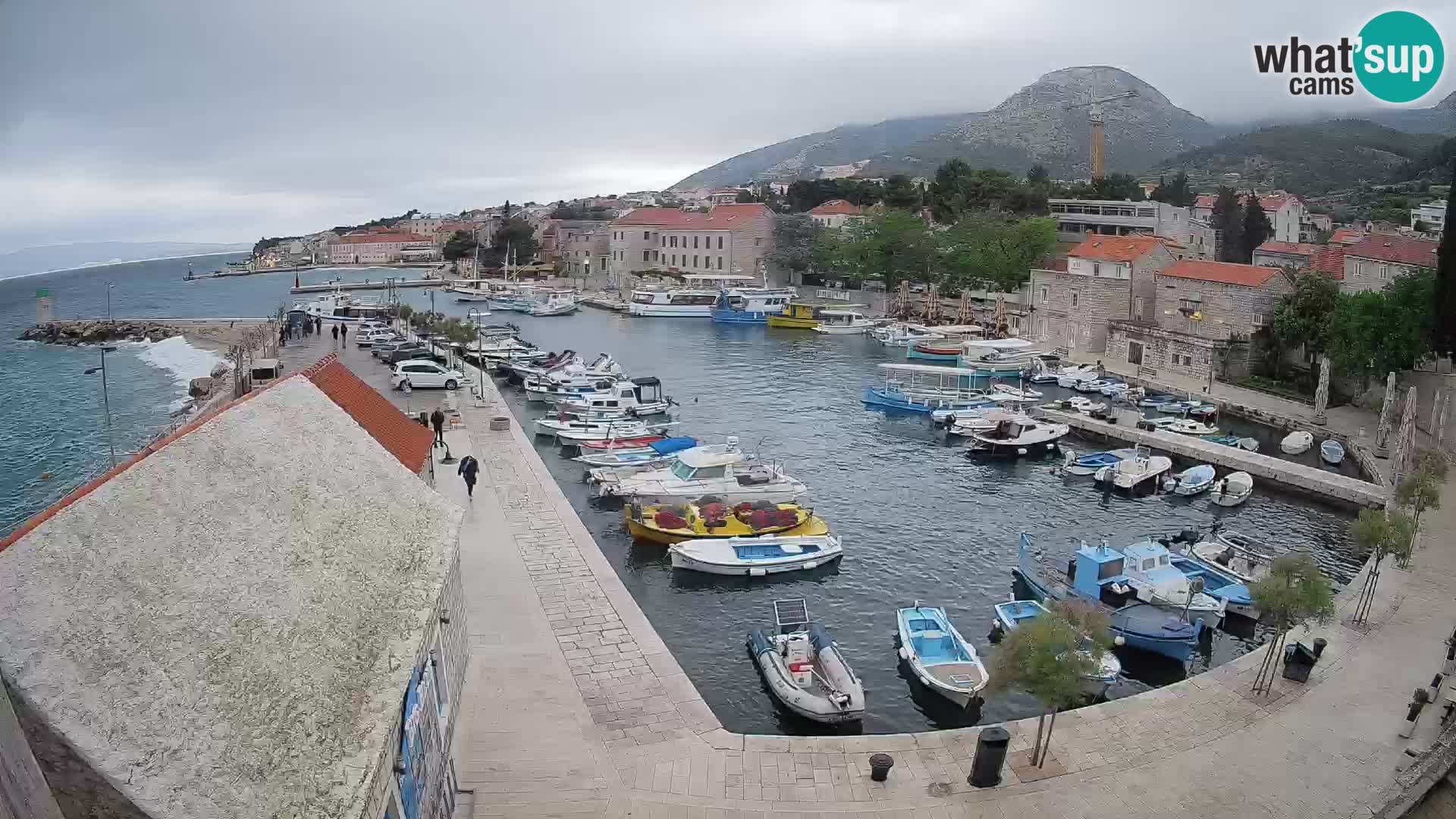 Spletna kamera Bol pristanišče – Pogled v živo na Rivo in marino