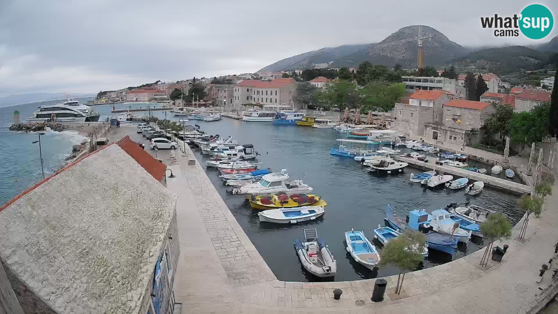 Spletna kamera Bol pristanišče – Pogled v živo na Rivo in marino